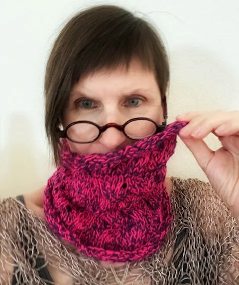 Wavy lace cowl