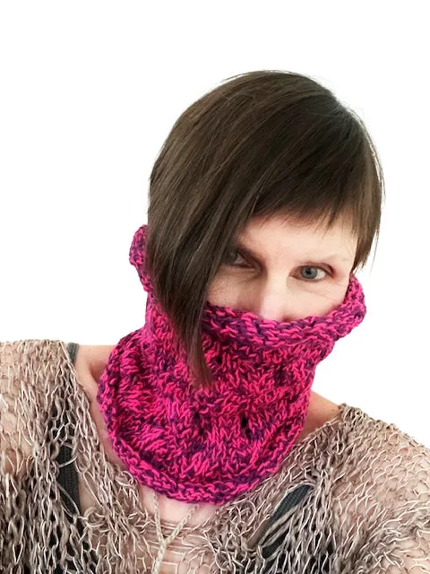 Wavy lace cowl